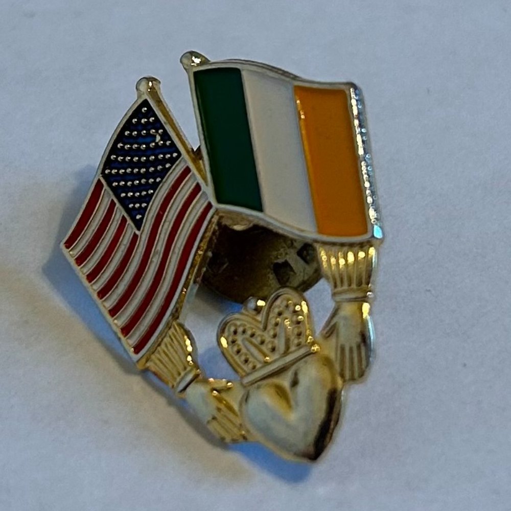 Claddagh label pin with Ireland and US Flags